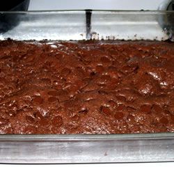 Dump Bars: They have mixed reviews, but I think they're worth a try sometime! Dump Dessert Recipes, Dump Bars, Dessert Popcorn, Chocolate Dump, Frozen Summer, Berry Cobbler, Indulgent Food, Cookie Brownie Bars, Bars Recipe