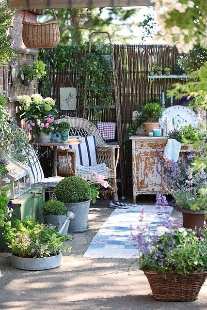 Taman Vintage, Shabby Chic Patio, Rustic Garden Design, Shabby Chic Garden, Secret Gardens, Have Inspiration, The Secret Garden, Garden Cottage, Diy Vintage