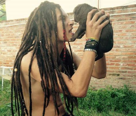 Long dude locks and a fat little puppy Natural Hair Repair, Hippie Dreads, Dreadlocks Men, Mens Dreads, Hippie Men, Moda Hippie, Beautiful Dreadlocks, Hair Repair, Cool Hair Color