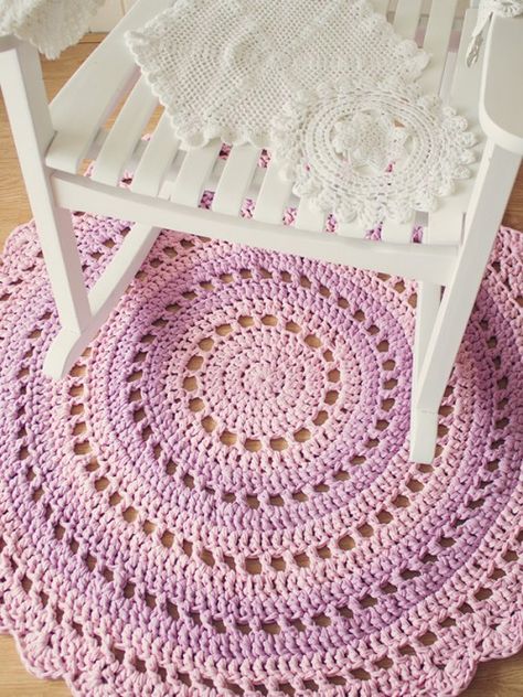 Diy Crochet Rug, Motif Mandala Crochet, Yarn Rug, Crochet Beginners, Crochet Doily Rug, Crochet Dreams, Beau Crochet, Annie's Crochet, Mandala Rug