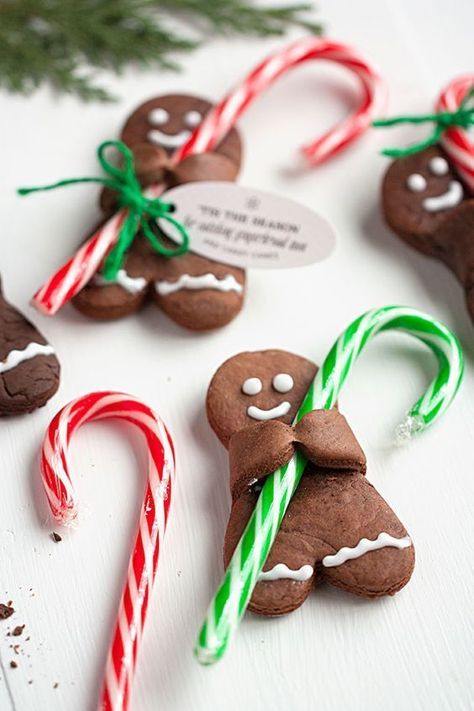 Christmas DIY gingerbread man ornament with candy cane Diy Gingerbread Man, Candy Christmas Ornaments, Christmas Cookies Kids, Advent Wreaths, Chocolate Gingerbread, Gingerbread Baby, Christmas Tables, Gingerbread Diy, Christmas Craft Fair