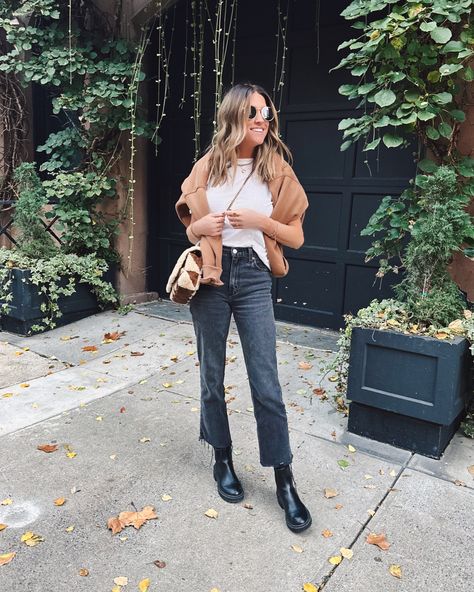 Nice Casual Outfits, Best Black Jeans, Black Jeans Outfits, Black Booties Outfit, Style Black Jeans, The Sister Studio, Sister Studio, Chelsea Boots Outfit, Booties Outfit