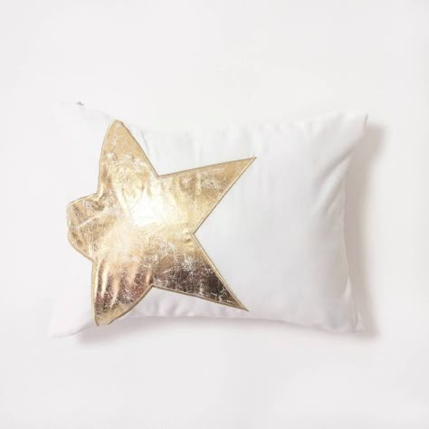 Color(s)- Gold, Silver, & Black Store- Dormify Dorm Room Color Schemes, Throw Pillows Dorm, Dorm Room Colors, Room Wishlist, Zimmer Diy, Dorm Pillows, Star Pillow, Cool Dorm Rooms, Dorm Room Inspiration