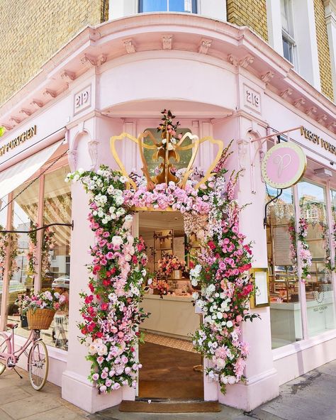 Peggy Porschen Interior, Peggy Porschen Cakes, Peggy Porschen, Back Of House, Door Display, Cafe Door, Bloxburg Ideas, Door Displays, Summer Berries