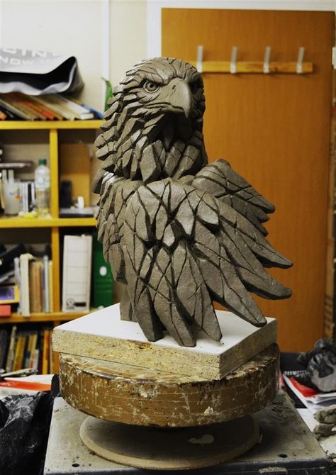 Eagle Eagle Architecture Concept, Vulture Sculpture Clay, Eagle Sculpture Clay, Eagle Head Carving Pattern, Pottery Totems, Hawk Sculpture, Bird Anatomy, Eagle Sculpture, Aigle Royal