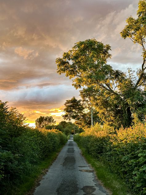 Golden Hour Countryside, Rainy Countryside, Country Cottage Homes, English Country Cottage, Winter Inspo, Cottage Home, July 28, English Countryside, Cottage Homes