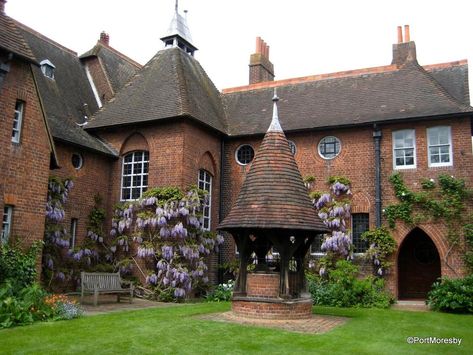 William Morris Architecture, Red House Morris, The Red House William Morris, Red House Bexleyheath, William Morris Home, William Morris Red House, Arts And Crafts Movement Design, Arts And Crafts Architecture, William Morris Interior