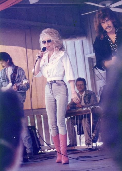 Iconic Dolly Parton Jean Outfit, Dolly Parton Outfits 70s, 80s Western Aesthetic, Dolly Parton Inspired Outfit, Dolly Parton Outfit Ideas, Dolly Patron, Dolly Parton Costume, Dolly Parton Pictures, Outfits 70s