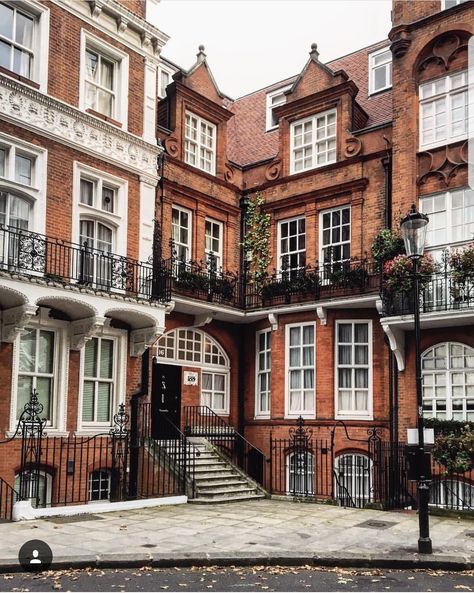 Victorian Apartment, Brick Houses, Townhouse Exterior, Apartments Exterior, Architecture Classic, Apartment Exterior, Victorian Townhouse, London Townhouse, Victorian Buildings