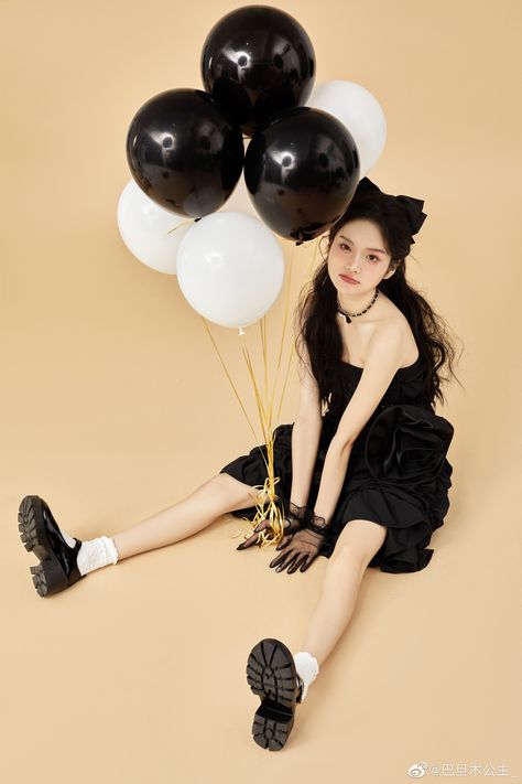 Bday Photoshoot Poses, Birthday Photoshoot Professional, Pre Debut Photoshoot Ideas Indoor, 23 Bday Photoshoot Ideas, Birthday Pics With Balloons, 17th Photoshoot Ideas, Birthday Photoshoot Poses For Women, Poses With Balloons, Simple Birthday Photoshoot