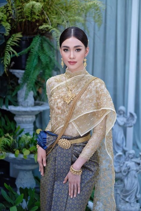 Cambodian Outfits, Thailand Wedding Dress, Thailand Traditional Dress, Thai Outfits, Cambodian Culture, Khmer Outfit, Khmer Fashion, Cambodian Clothes, Thailand Traditional