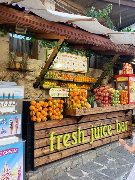 Juice Bar Aesthetic, Juice Bar Design Ideas, Juice Station, Fresh Juice Bar, Juice Bar Interior, Street Food Business, Juice Bar Design, Fruit And Veg Shop, Juice Store