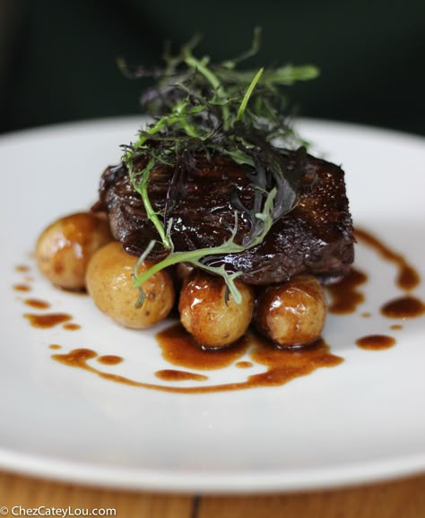 Hanger steak over crispy potatoes in a red wine sauce - a delicious meal from Pirouette restaurant in Paris | chezcateylou.com Steak Plating Presentation, Meal Presentation, Wine Flight, Restaurant In Paris, Gourmet Food Plating, Hanger Steak, Plate Presentation, Cheese Plates, Elegant Food