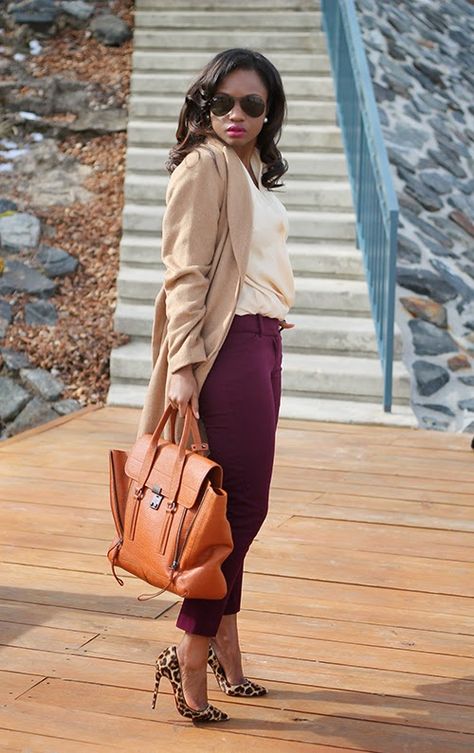 Wine Colored Pants Outfit, Burgundy Leggings Outfit, Colored Pants Outfits, Conference Outfit, Smart Casual Women, Burgundy Outfit, Preppy Women, Burgundy Pants, Burgundy Leggings