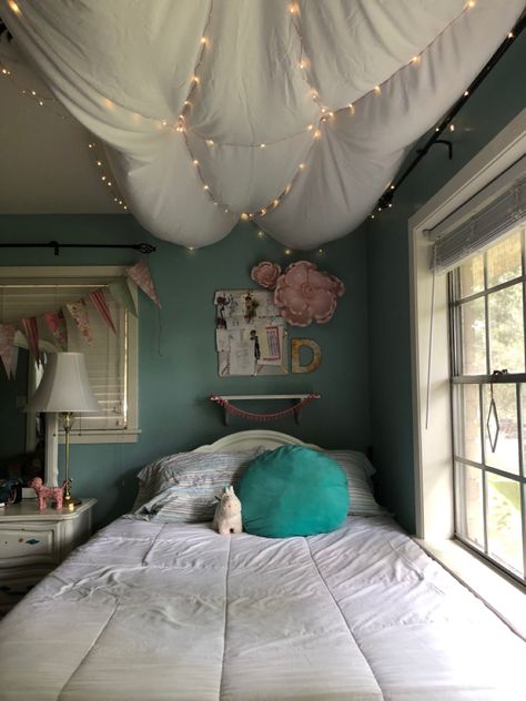 Canopy diy sheet Canopy Diy, Canopy Frame, Diy Canopy, Black Sheets, Fabric Canopy, Diy Ceiling, Teen Room Decor, Teen Room, Crafty Stuff