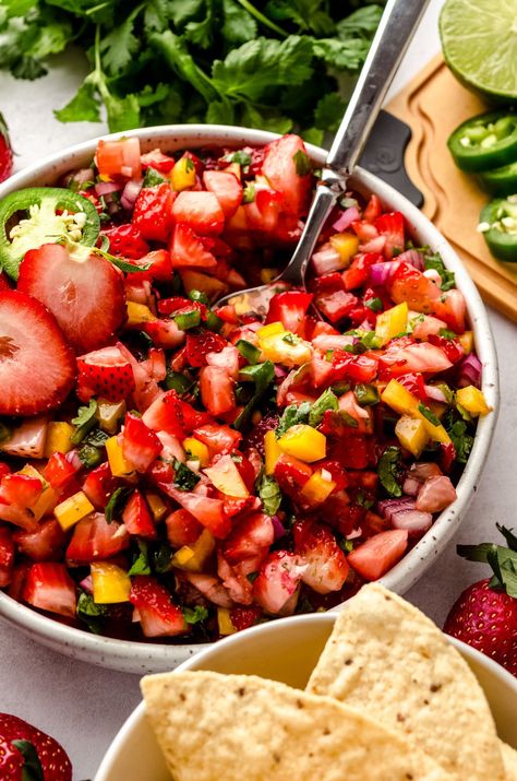 This sweet and spicy salsa uses strawberries in place of tomatoes for a fun twist on traditional salsa. It's the perfect summer dip or for any time you have delicious fresh strawberries on hand.  This easy strawberry salsa recipe is sure to be one of your favorite summer recipes for a crowd. | strawberry jalapeno salsa recipe | summer strawberry salsa | strawberry salsa dip | strawberry salsa easy Summer Recipes For A Crowd, Sweet And Spicy Salsa, Strawberry Appetizers, Salsa Valentina, Jalapeno Salsa Recipe, Strawberry Salsa Recipe, Jalapeño Salsa, Salsa Easy, Summer Dip