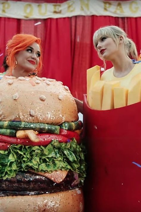 Hamburger Costume, Katy Perry Wallpaper, Taylor Swift Music Videos, Taylor Swift New, Estilo Taylor Swift, Taylor Swift Music, Orlando Bloom, Taylor Swift Wallpaper, Ellen Degeneres