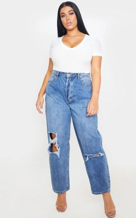 PrettyLittleThing Plus Size Mid Wash Blue Knee Rip Boyfriend Jean Plus Size Ripped Jeans Outfit, High Waisted Jeans Outfit, Boyfriend Jeans Outfit, Mode Pop, Plus Zise, Gay Outfit, Sheer Jacket, Ripped Boyfriend Jeans, Flattering Tops