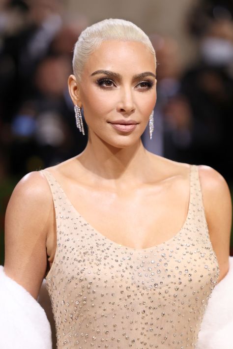 Blonde 2022, Kim Kardashian Blonde, Royal Blue Gown, Kim Kardashian Hair, Honey Blonde Hair, Iconic Dresses, Dirty Blonde, Celebrity Red Carpet, Old Hollywood Glamour