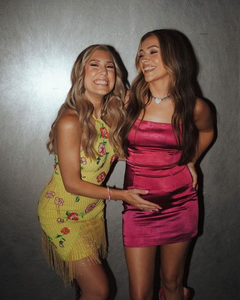 Maddie And Tae Concert Outfit, Luv And Maddie, Maddie And Carter, Maddie And Tae Wallpapers, First Of All Ew Maddie, Maddie & Tae, Cma Fest, Power Chord, Country Music