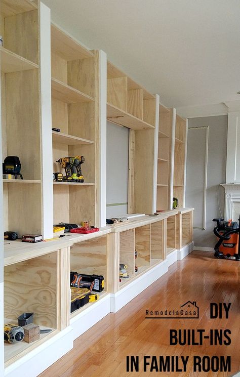 Family Room Built-In - Building and Installing The Shelves - Remodelando la Casa Diy Built In Shelves, Built In Shelves Living Room, Baby Shower Invitaciones, Diy Yard, Built In Bookcase, Updating House, Built In Shelves, Design Web, Modern Industrial