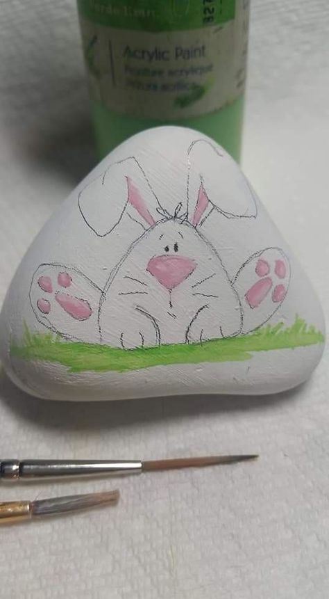 Easter Bunny Painted Rocks, Painted Rocks Spring, Rock Painting Easter, Easter Rock Painting Ideas, Easter Paintings, Bunny Painting, Mandala Painted Rocks, Diy Rock Art, Painted Rock Animals