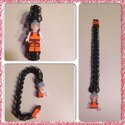 Lego paracord bracelet Paracord People, 550 Cord Projects, Lego Bracelet, Parachute Cord Crafts, Lego Jewelry, Paracord Projects Diy, Paracord Bracelet Tutorial, Paracord Braids, Paracord Ideas