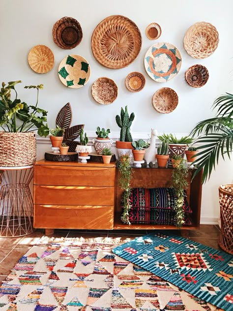 Basket Walls, Diy Home Decor For Apartments, Lots Of Plants, نباتات منزلية, Room Deco, Deco Boheme, Bohemian Interior, Living Room Makeover, Boho Living Room