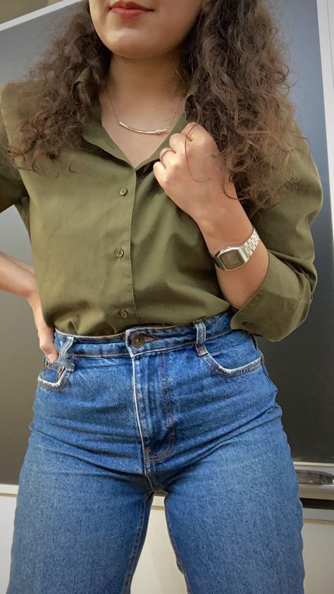 #Lightweigh #longsleeve #buttonup #shirt with #momjeans. I got the shirt for free from someone who was giving away their unused cloths. This is my first shirt in this color and frankly I love it. I think it looks great with my #goldnecklace. #curlyhair #petite #fashion #graduatestudent #officeoutfit #relaxedoutfit #thrifty #limitedcloset #sustainablefashion Crop Top Button Up Shirt Outfit, Button Up Shirt Outfit, Student Outfit, Graduate Student, Relaxed Outfit, Fall Fits, Petite Fashion, Office Outfits, Button Up Shirt