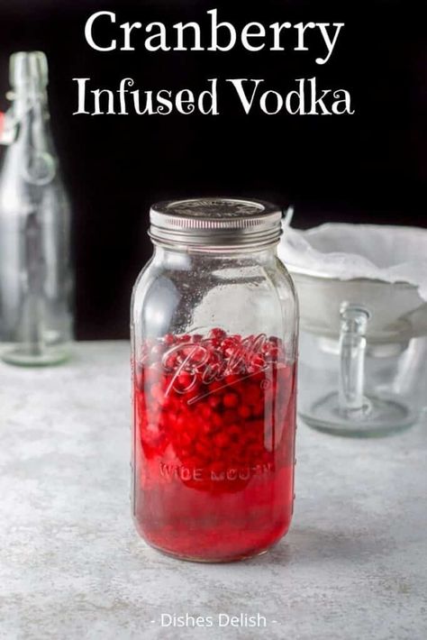 Cranberry Vodka Recipe, Homemade Liqueur Recipes, Beautiful Cocktails, Cocktails Vodka, Vodka Cranberry, Infused Liquors, Cranberry Drinks, Homemade Alcohol, Homemade Liquor