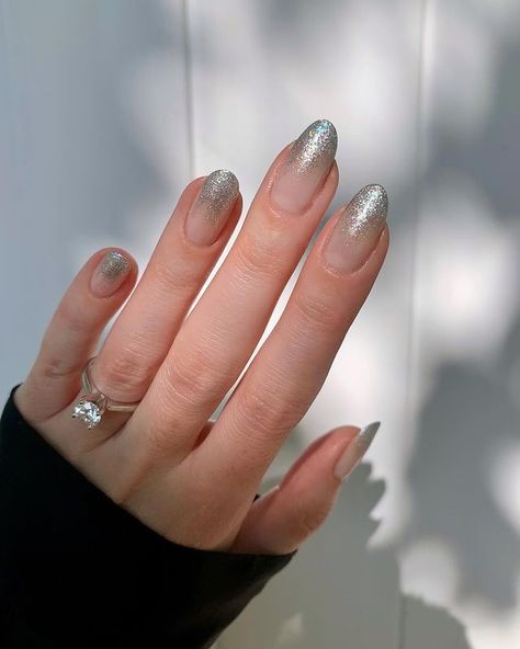 Spotify Play, 3d Lockscreen, Nye Nails, New Years Nails, Wave Wallpaper, New Years Nail Art, New Years Nail Designs, Silver Nail Art, New Years Eve Nails