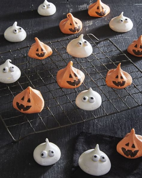 Meringue Ghost and Pumpkins Boo Treats, Ghost Meringues, Homemade Halloween Treats, Fun Halloween Snacks, Halloween Treat Ideas, Halloween Snacks For Kids, Spooky Halloween Treats, Kid Recipes, Halloween Dessert