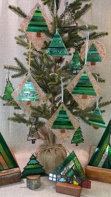 Christmas Tree Mosaic, Mosaic Christmas Ornaments, Mosaic Trees, Mosaic Christmas Tree, Christmas Mosaics, Tree Mosaic, Mosaic Candle, Wire Ornaments, Mosaic Inspiration