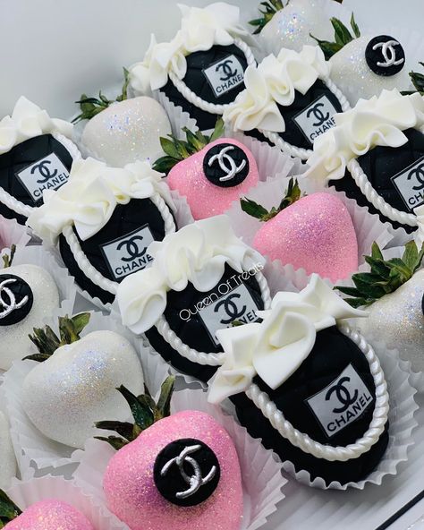 Grisel Christian on Instagram: “Chanel Inspired: Birthday Strawberries  #QueenOfTreats #GriselChristian #Mobile #Alabama #ChocolateTreats #FondantTreats #TreatDesigner…” Chanel Chocolate Covered Strawberries, Pink And Black Chocolate Strawberries, Chanel Candy Apples, Zebra Chocolate Covered Strawberries, Chanel Treats, Decorated Strawberries, Birthday Strawberries, Coco Chanel Cake, Chanel Birthday Party Decoration