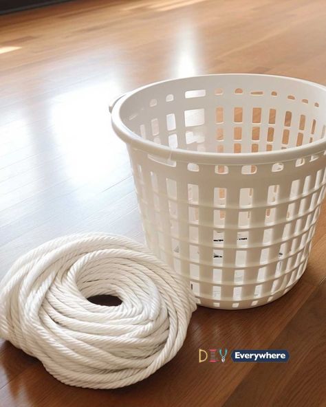 Transform a cheap laundry basket into the most genius Christmas idea I've seen Laundry Basket Diy, Laundry Basket Ideas, Cheap Laundry Baskets, Rustic Tree Skirt, White Laundry Basket, Diy Laundry Basket, Diy Straw, Old Glass Bottles, Plastic Baskets