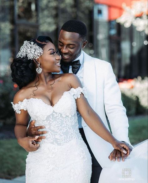 Wedding Exclusive Pictures, Wedding Photos Black Couples, Wedding Poses For Bride And Groom, Anniversary Poses, Black Wedding Photos, Pantora Bridal, Black People Weddings, Engagement Photo Shoot Poses, Wedding Fotos