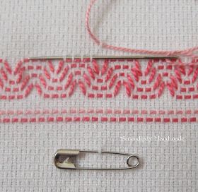 Learn how to do Swedish Weaving (a.k.a. huck embroidery) for free! Huck Embroidery, Huck Weaving, Scandinavian Embroidery, Huck Towels, Swedish Weaving Patterns, Swedish Embroidery, Chicken Scratch Embroidery, Swedish Weaving, Vintage Towels