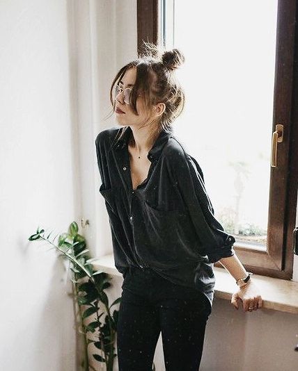 Black pants and black shirt outfit details ♕pinterest/amymckeown5 Svarta Outfits, Outfit Nero, Casual Office Attire, Minimalist Moda, Urban Apparel, Black Silk Blouse, Chic Summer Outfits, Street Style Edgy, Stil Inspiration