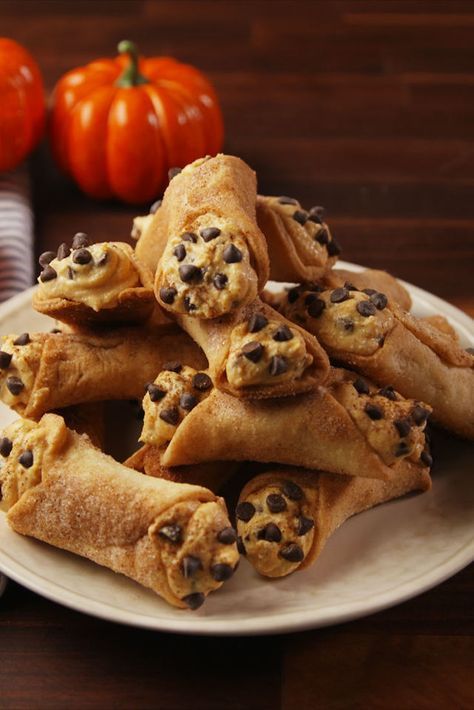 Hack Alert! You Can Turn Store-Bought Pie Dough Into Cannoli Shells - Delish.com Pumpkin Cannoli, Mini Thanksgiving Desserts, Autumn Foods, Cannoli Shells, Cannoli Recipe, Italian Cookie Recipes, Thanksgiving Desserts, Köstliche Desserts, Yummy Desserts