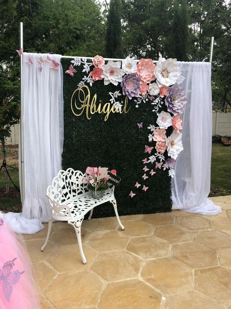 Photo Backdrop Quinceanera, Paper Flowers Photo Backdrop, Floral Birthday Backdrop, Flower Backdrop Birthday, Tissue Flower Backdrop, Butterfly Photo Backdrop, Ballon And Paper Flower Backdrop, Mothers Day Backdrop Ideas, Mother’s Day Photo Backdrop