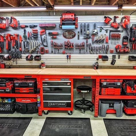 Garage Work Bench Organization Ideas, Garage Mechanic Workshop, Workshop Storage Garage, Milwaukee Garage Ideas, Craftsman Tools Garage, Ferreteria Ideas Design, Mechanic Shop Ideas, Garage Work Bench Ideas, Shop Must Haves