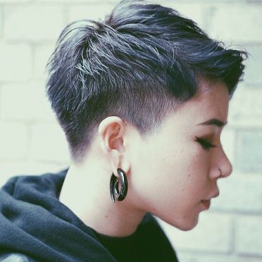 Lesbian Hair, Lesbian Haircut, Androgynous Haircut, Androgynous Hair, Tomboy Hairstyles, Very Short Haircuts, Short Hair Undercut, Curly Pixie, Super Short Hair