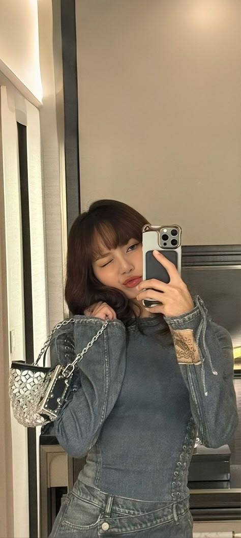 Lisa Long Hair, Lisa Wallpaper Aesthetic, Lisa Edit Photo, Lalisa Manoban Wallpaper, Lisa Profile, Lisa Selfie, Blackpink And Blink, Jenny Blackpink, Lisa Photo