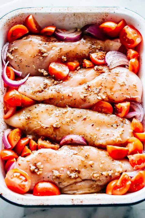 Chicken With Cherry Tomatoes Recipe, Tomato Onion Recipe, Sauce With Cherry Tomatoes, Chicken Caprese Recipe, Baking Chicken, Balsamic Chicken Recipes, Balsamic Sauce, Baked Chicken Breasts, Minute Chicken