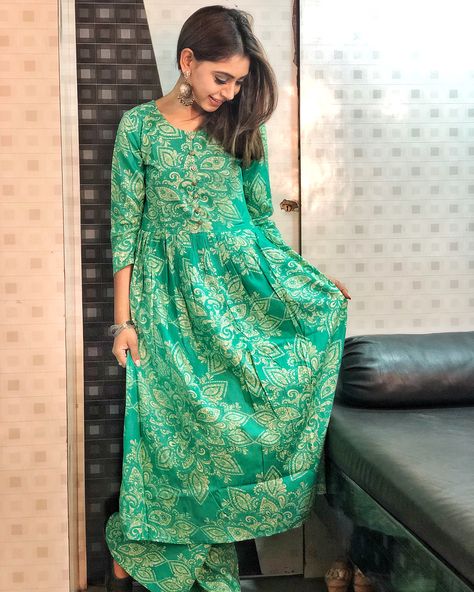 Niti Taylor Outfits, Lengha Blouse Designs, Ethnic Trends, Taylor Outfits, Niti Taylor, Salwar Designs, Casual College Outfits, Boutique Dress Designs, Photography Poses Women