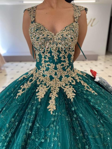 Dark Teal Quinceanera Dresses, Burgundy And Gold Quince, Emerald Green Chambelanes Outfits, Emerald Green And Gold Dress, Quince Dress Ideas, Light Pink Quince, Quince Chambelanes Outfits, Teal Quinceanera Dresses, Chambelanes Outfits Quinceanera