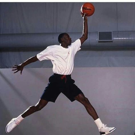 The GOAT does the Jumpman pose. Kobe Vs Jordan, Michael Jordan Photos, Michael Jordan Pictures, Jeffrey Jordan, Nike Skateboarding, Basketball Nike, Michael Jordan Basketball, Jordan Basketball, Chicago Sports