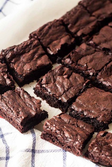 How to Make Brownies with Cocoa Powder | Chocolate with Grace Brownies Decorados, Brownie Vegan, Sugar Spun Run, Cocoa Powder Brownies, Dessert Mousse, Brownies From Scratch, Resep Brownies, Low Carb Brownies, Desserts Vegan