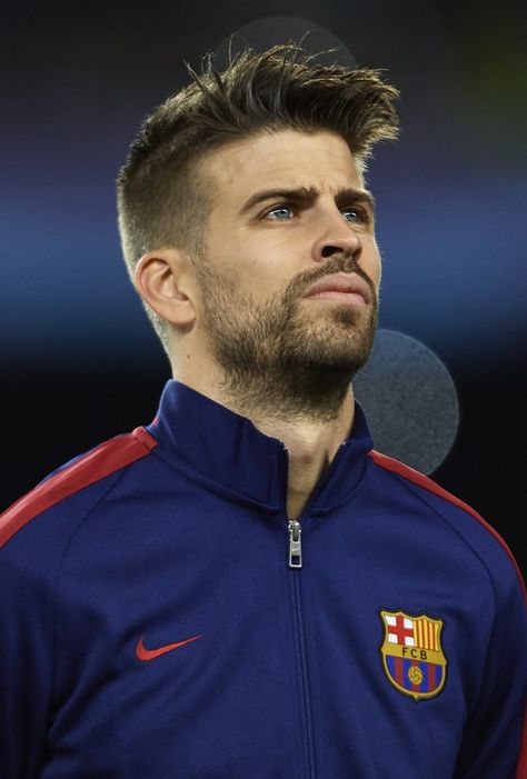 Gerrard Pique, Gerard Pique, Cristiano Ronaldo Lionel Messi, Cool Hairstyles For Men, Game Face, Leo Messi, Man United, Neymar Jr, العناية بالشعر