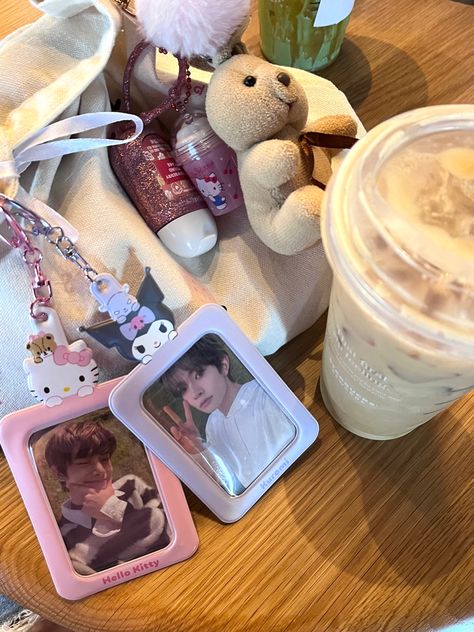 #enhypen #totebag #pcholder #sanrio #kpop #hellokitty #kuromi #starbucks #icedcoffee Sanrio Pc Holder, Kpop Store, Pop Collection, Kpop Merch, Sonny Angel, Foto Inspiration, Girls Life, Create Photo, Kpop Aesthetic